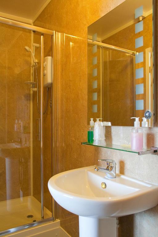 The Seacliffe - Whitby Hotel Room photo